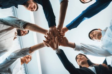 Alt görünüm, çeşitli ofis çalışanları ya da iş adamları tarafından yapılan spiral yuvarlak el, iş sinerjisini ya da güvenilir ortaklığı sembolize eder. İş yerinde birlik ve birlik. Tedbirli.