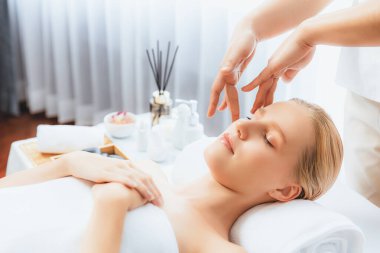 Kafkasyalı kadın stres önleyici kafa masajından ve lüks tatil beldesi ya da otel spa salonundaki modern ışık ortamında yüz güzelliği eğlencelerini şımartmaktan hoşlanıyor. Sessiz.
