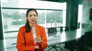 Profesyonel genç ve güzel iş kadını, cam panoda renkli yapışkan notlar ve pazarlama fikriyle düşünürken. Zihin haritasına bakan proje yöneticisinin portresi. Yönlendirici.