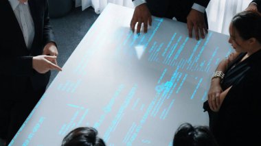 Profesyonel iş adamlarının en iyi görüşü kodlama komutu ya da programlama mühendisliği koduyla ilgili fikir paylaşımı. Bir grup yatırımcı toplantıda veri analizinin beyin fırtınası stratejisi üzerinde çalışıyor. Müdürlük.