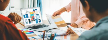 İç mimari ekibinin kırpılmış resmi, mobil uygulama ve web sitesi için UI ve UX tasarımları görüntülenirken renk örnekleri kullanarak renk sunar. Yaratıcı tasarım ve iş konsepti. Değiştirilmiş.