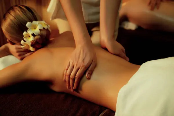 Großaufnahme Paar Kunden Genießen Entspannende Stress Wellness Massage Und Verwöhnen — Stockfoto