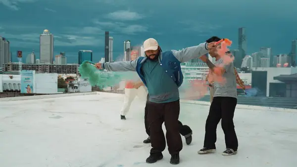 Grupp Mångkulturella Hipster Spelar Färg Flare Taket Attraktiv Street Dansare — Stockfoto