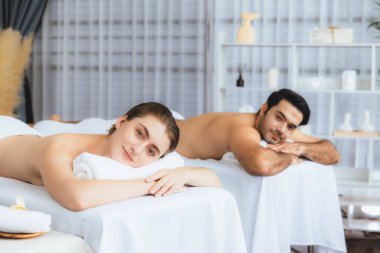 Kafkas çift müşterisi stres önleyici spa masajının keyfini çıkarıyor ve lüks otel veya oteldeki gündüz açık hava ortamında güzellik teniyle eğleniyor. Sessiz.