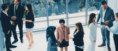 Birçok iş adamı şehirdeki iş konferansı için modern ofis binasında toplanıyor. İş adamları ve iş kadınları iletişimi ve insan kaynakları kavramı. uds