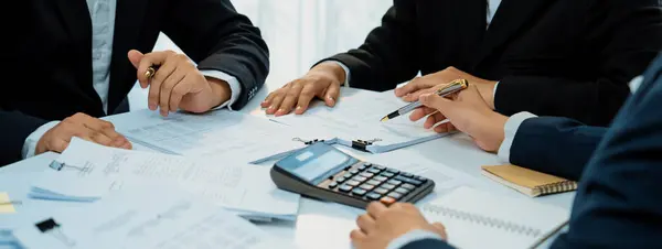 Equipe Contabilidade Corporativa Usa Calculadora Para Calcular Maximizar Reembolsos Impostos — Fotografia de Stock