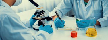 Laboratuvar araştırma ekibi, bilimsel uzmanlık ve laboratuvar ekipmanları ile sağlık hizmetlerini ilerletiyor, yeni ilaçlar araştırıyor ve laboratuvarda tedavi geliştiriyor. Panorama Katı