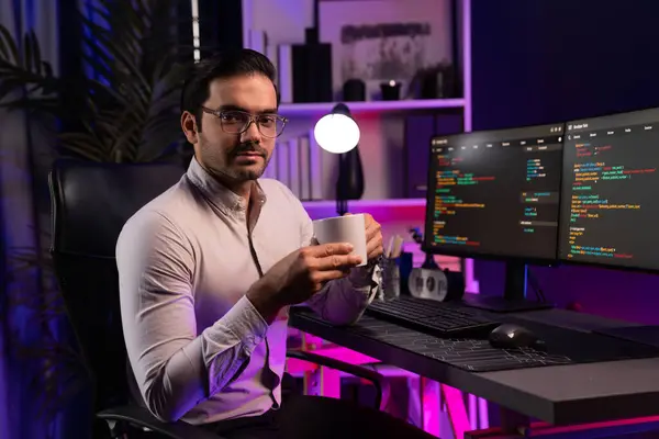 Bilgisayar Ekranındaki Yazılım Geliştirme Kodlarında Kahve Fincanı Tutan Akıllı Bilişim — Stok fotoğraf