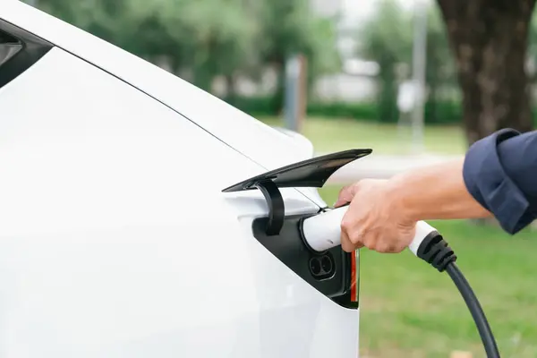 Швидкісна зарядка електроавто більше не мрія: Технології та типи швидкого заряджання