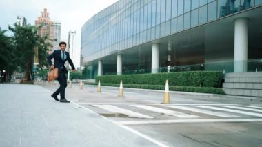 Başarılı bir iş adamı yürürken satışların artmasını kutluyor. Mutlu proje yöneticisi ya da erkek lider başarılı bir projeyle gurur duyuyor, terfi alıyor, iş buluyor. Aşırı sevinç ve mutluluk. Sevinçli..