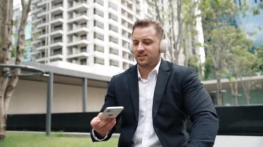 İş adamları, Green City 'deki pazarlama ekibinden gelen satış raporlarını kontrol etmek için telefona bakarken dinlendirici müzik dinlemek için kulaklık takıyor. Happy proje yöneticisi telefon beklerken şarkıya geçiyor. Urbane.