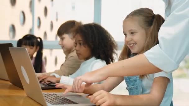 Multikulturális Okos Diák Használja Laptop Írás Mérnöki Kódot Míg Tanár — Stock videók
