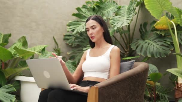 Stresskvinna Kopplar Huvudet Känsla Trött Och Frustrerad När Arbetar Online — Stockvideo