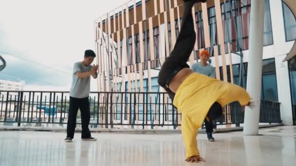 Bir Grup Hippi Koridor Alışveriş Merkezinde Hip Hop Müziğine Ayak — Stok video
