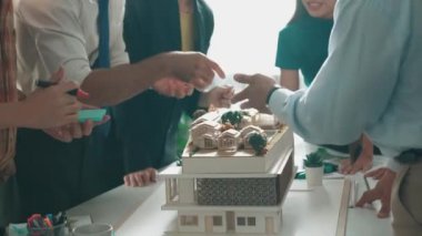 Profesyonel mimar mühendis oturmuş müdüre ev planını açıklarken. Toplantı odasında inşaat hakkında konuşurken akıllı tasarımcının planının havadan görünüşü. Hizalama.