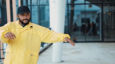 Hip hop takımı dans molası verirken, çok kültürlü bir arkadaş arkadaşını alkışlıyor ve alkışlıyor. Aktif ve enerjik sokak dansı. Açık hava sporu 2024 hiphop..