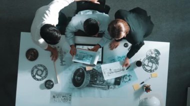 Kaliteli mühendisin jet motoruna bakarken birlikte çalışmasını tepeden tırnağa izleyeceğiz. Elektronik jeneratöre bakarken beyin fırtınası yapan akıllı tasarımcıların ya da çeşitli teknisyenlerin hava görüntüsü. Hizalama.