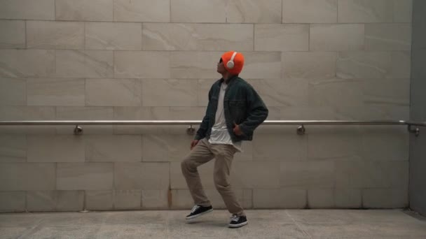 Asyalı Akıllı Hipster Kulaklık Şık Kıyafetler Giyip Hip Hop Şarkıları — Stok video
