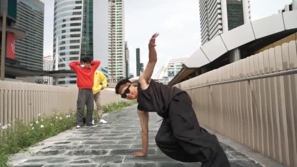 全景霹雳舞蹈演员表演了男孩的表演 并在城市的视野中迈开了充满活力的步伐 随着时髦的音乐和年轻的男性嬉皮士的欢呼 霹雳舞动着 2024年户外运动 神气活现 — 图库视频影像