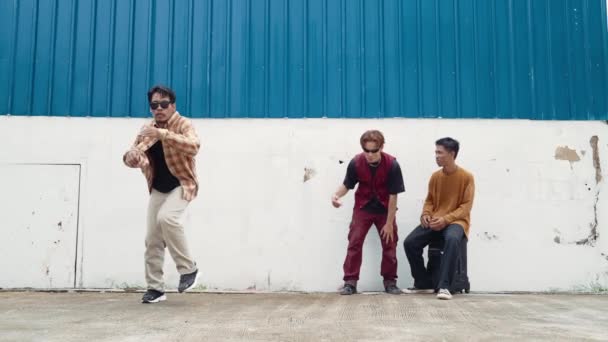 年轻的街头舞者跳嘻哈风格的舞 多文化的朋友在墙后欢呼 迷人英俊的嬉皮士移动的脚步声包围了嘻哈组 户外运动2024 — 图库视频影像