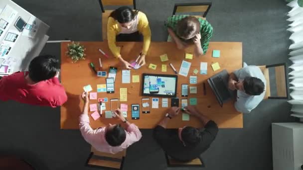 开发人员团队的顶视图一起工作 用彩色粘贴写关于Ux Ui设计的想法 一组程序员在平板电脑上查看线框原型 并设计软件 — 图库视频影像