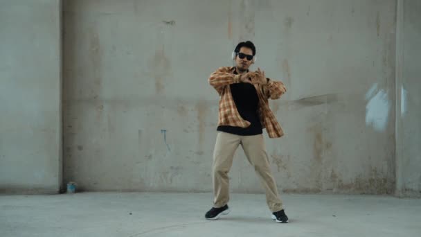 Vonzó Spanyol Táncos Alkalmi Megjelenés Gyakorlat Utcai Tánc Közben Zenét — Stock videók
