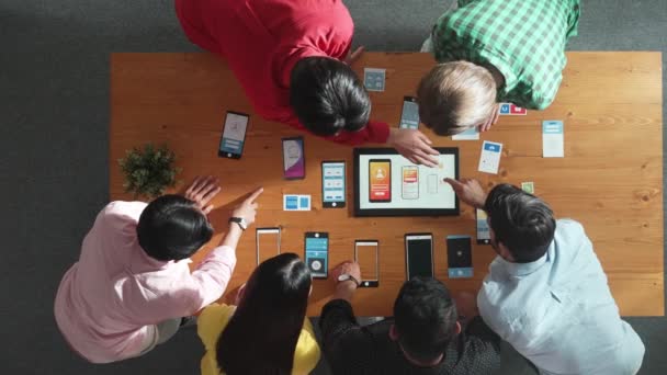 Вид Сверху Команды Разработчиков Программного Обеспечения Рассматривающих Дизайн Интерфейса Мобильного — стоковое видео