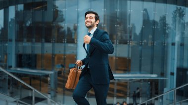 Başarılı bir iş adamı ofise yürürken terfi aldığı için kutlama yapar. Beyaz ırk, satış artışı ya da başarılı bir proje hakkında iyi haberler aldı. Müdür çok mutlu ve mutlu hissediyor. Sevinçli..