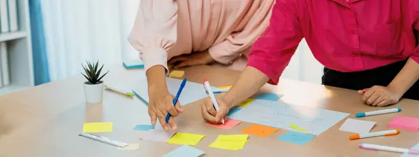 Grupp Unga Företag Grupp Brainstorms Idéer Färgglada Klibbiga Anteckningar Ett — Stockfoto