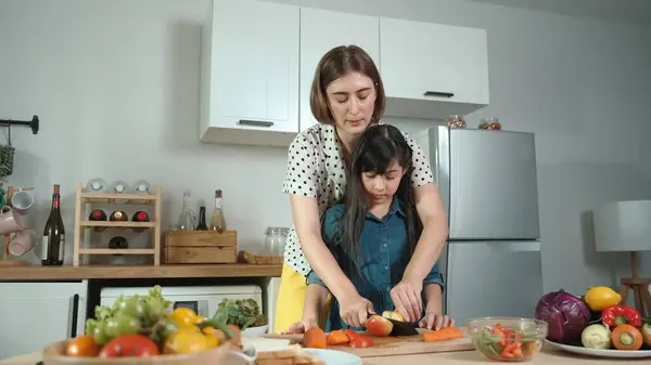 Mère Caucasienne Intelligente Fille Asiatique Cuisiner Ensemble Couper Des Légumes — Photo