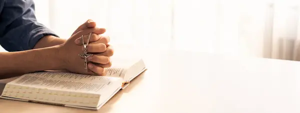 Mão Dobrada Macho Asiático Orou Livro Bíblico Sagrado Enquanto Segurava — Fotografia de Stock
