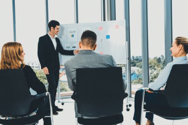 İş kadınları ve işadamları ofis odasında grup toplantısına katılıyorlar. Şirket iş ekibi konsepti. uds