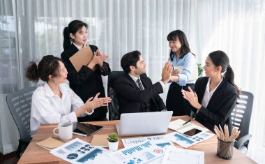 Bir grup mutlu iş adamı beşlik bir jest ve başarılı bir takım çalışması yapıyor. Çeşitli yarış bürosu çalışanları şirket ofisinde pazarlama planlamasında ilerleme kaydettikten sonra kutlama yapıyorlar. Habiliment