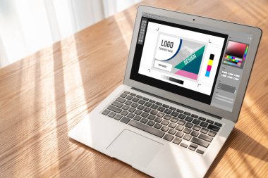 Web sayfasının modern tasarımı ve bilgisayar ekranında gösterilen ticari reklamlar için grafiksel tasarımcı yazılımı