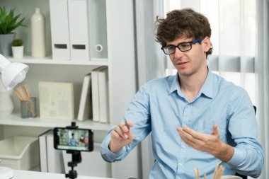 Mimarinin sunucu kanalı, akıllı telefon öğreterek çevrimiçi yayın yapı modelleme modeli modelini kullanarak, modern merkez ofisteki öğrenci veya dinleyicilerle iletişim kurarak. Toplayıcı.