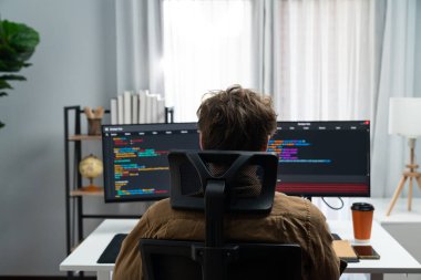 Modern ofisteki web sitesinde en son sürüm uygulaması için gündelik, düşünce programıyla arka taraftaki bilgisayar ekranında çevrimiçi yazılım geliştirme bilgi kodlaması oluşturmaya çalışan bilişim geliştiricisi. Toplayıcı.