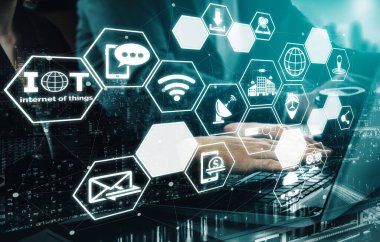 Nesnelerin İnterneti ve İletişim Teknolojisi Kavramı - Ev ve iş amaçlı uygulama yazılımlarında akıllı bilgileri ve dijital yaşam tarzını gösteren modern grafik arayüz.