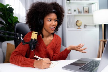 Afrikalı kadın nüfuzlu kadın kanalının sunucusu. Yayın stüdyosundaki dinleyicinin hikayesini yazıyor ve anlatıyor. Sosyal medyada yaşam koçu danışmanlığı zamanı. Tavsiye verme kavramı. Tatlandırıcı.