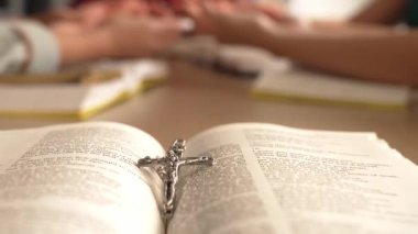 Hristiyan katolik takipçilerle dinsel bağlılık ve maneviyat duygusu doludur. Ağır çekimde Hıristiyan insanlar birlikte dua ederken el ele tutuşup grup duası yapıyorlar. Filizlenen