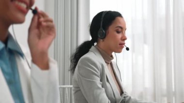 Ofiste çalışan kulaklık takan işadamları uzak müşteri ya da meslektaşlarını desteklemek için çalışıyorlar. Çağrı merkezi, tele pazarlama, müşteri destek acentesi telefon görüntülü konferans görüşmesi için hayati önem taşıyor.