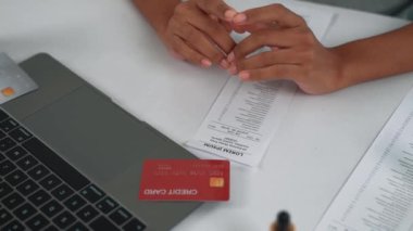 İnternet pazarından alışveriş yapan kadın modern yaşam tarzı için satış malzemeleri arıyor ve önemli siber güvenlik yazılımları tarafından korunan cüzdandan çevrimiçi ödeme için kredi kartı kullanıyor