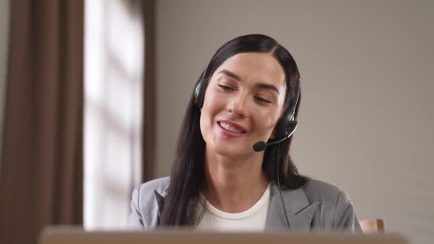 Kadın Çağrı Merkezi Operatörü Müşteri Hizmetleri Çalışanı Müşteriye Yardım Etmek — Stok video