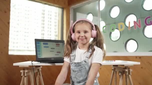 Aranyos Kaukázusi Lány Mosolyog Kamera Előtt Míg Laptop Kódoló Képernyőt — Stock videók
