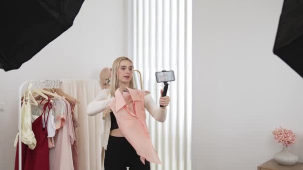 Молодая Социальная Медиа Контент Создатель Женщина Сделать Модное Видео Помощью — стоковое видео