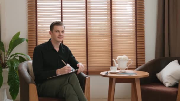 Psikiyatri Ofisinde Terapi Odasında Koltukta Oturan Erkek Psikolog Arkadaş Canlısı — Stok video