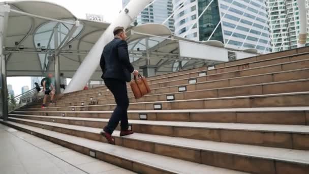 Kafkasyalı Zeki Işadamı Şehir Manzarası Ile Çevrili Merdivenleri Çıkıyor Hırslı — Stok video