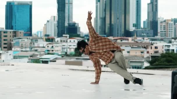 Latynoska Tancerka Break Praktykuje Kroki Boy Dachu Widokiem Miasto Lub — Wideo stockowe