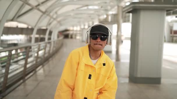 Closeup Hipster Asiático Movendo Para Música Hip Hop Mão Acenando — Vídeo de Stock