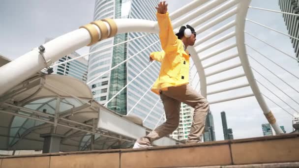 Stylowy Azjatycki Mężczyzna Wykonuje Hip Hop Taniec Kamerą Pod Niskim — Wideo stockowe