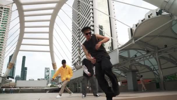 当亚洲嬉皮士用低角度相机在城市里表演脚步声时 一群专业的多文化舞蹈家兴高采烈 突破舞蹈的概念 2024年户外运动 神气活现 — 图库视频影像